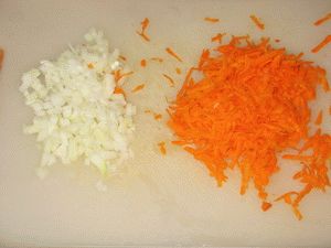 нарезать лук и натереть морковь для супа с перловкой